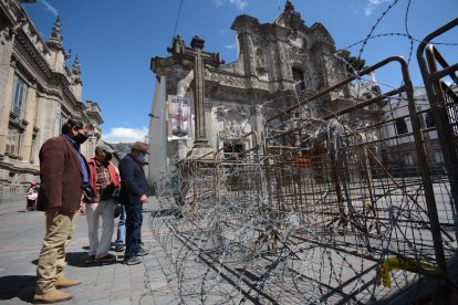 A los pies de la iglesia de la Compañía de Jesús (Sucre y Espejo) se  volvieron a colocar vallas hasta en la cruz de piedra.
