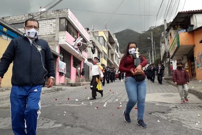 Unos cuantos vecinos hicieron el recorrido con santa Clara, usando mascarilla.