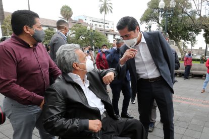 El presidente Lenín Moreno saluda 'de codo' con el ministro de Economía, Richard Martínez.