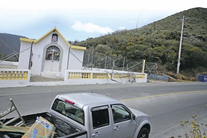 El templo se encuentra en una curva del kilómetro 1 de la carretera E28 en la entrada a Calacalí.