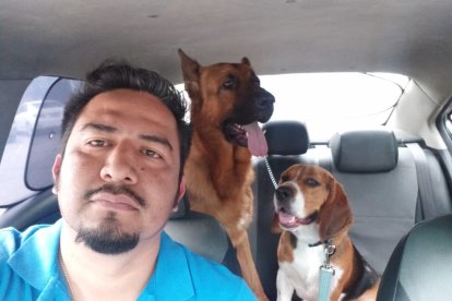 El 'Tío Tomás' conduce a dos mascotas hasta el sitio encomendado por sus amos.