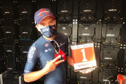 Richard Carapaz con el premio a la combatividad tras su destacada actuación en la jornada 16 del Tour, en la que fue segundo.