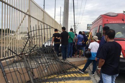 El automotor quedó en la vereda de la avenida..