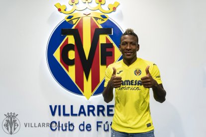 Pervis Estupiñán con su nueva camiseta la del Villarreal