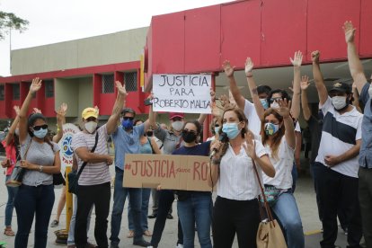 Pariente de Roberto malta realizaron un plantón pacífico previo a la audiencia de reformulación de cargos, donde se dictó prosión para la sospechosa.