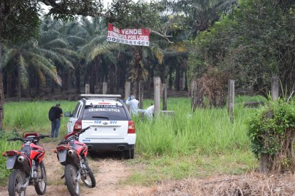 Agentes de Criminalística cercaron el lugar para buscar indicios que conlleven a aclarar la muerte de Irma Veas.