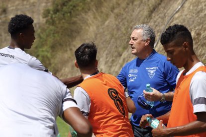 Gustavo Alfaro visitó a los jugadores dela Sub 20 de Ecuador.