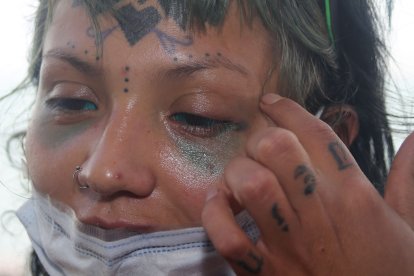 A Janis le pican constantemente los ojos. Según ella, el responsable le dijo que le puede tatuar los párpados del mismo color de la piel.