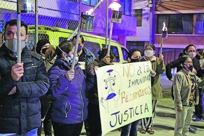 Los moradores de Carapungo se reunieron en una de las canchas para hacer un plantón. Con antorchas y carteles exigían que se haga justicia en este hecho.