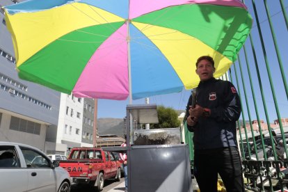 El volante venezolano Juan Alvarenga jugó en el Deportivo Quito el año anterior. Tiene un emprendiemiento de venta de empanadas.