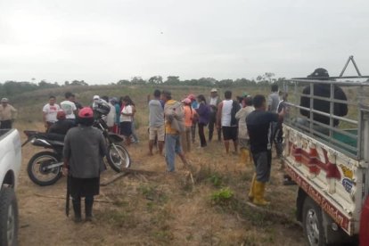 La policía rescató a los sospechosos que fueron golpeados por los lugareños.