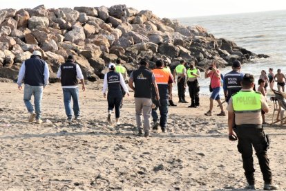 Las autoridades detectaron que los bañistas bebían en la playa sin respetar medidas de bioseguridad.