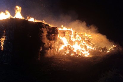 Se desconoce por qué motivo se produjo el incendio en la Papelera del cantón Marcelino Maridueña.