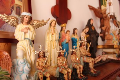 Entre las diversas creaciones de los artistas hay representaciones religiosas.