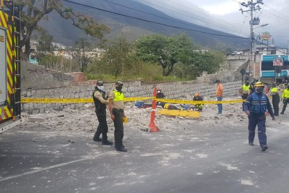 Las dos personas fueron aplastadas por el muro.