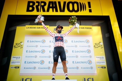 Richard Carapaz y la famosa camiseta de pepas del tour de Francia.