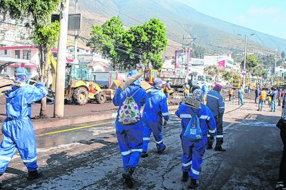 Los trabajos de remoción de escombros se enfocaron en la Manuel Córdova Galarza.