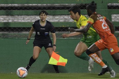 Daiana Milone estuvo como juez de línera en el partido Defensa y Justicia y Delfín.