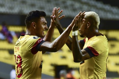 Cristian Colman y Michael Arroyo festejando el empate en el Monumental.