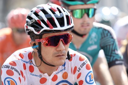 Richard Carapaz con la camiseta de lunares o de bolitas.