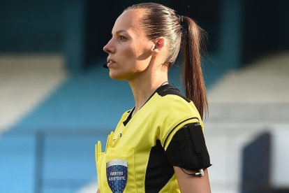 La simpática Mariana de Almeida pitó como línea en Copa Libertadores