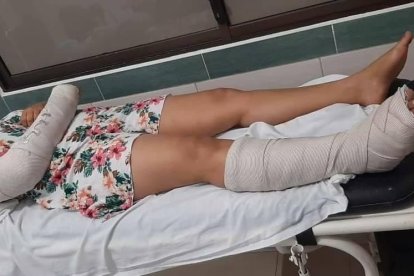 La mujer debió ir en silla de ruedas a la audiencia.