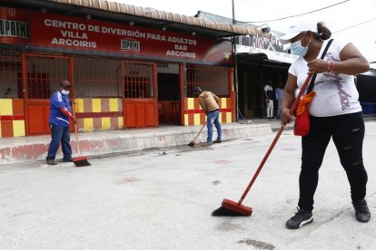 Con escoba en mano, los dueños limpiaron el área.