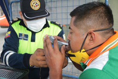 La Unidad de Control y Transportación Pública realiza las pruebas de alcohotector a los conductores de buses que salen desde la Terminal Terrestre de Guayaquil.