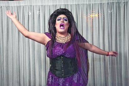 Kataleya durante el ensayo.  Simula cantar ‘Bandido’, de Azúcar Moreno. Y baila sobre tacones de 15 cm.