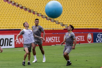 Barcelona sigue entrenando con normalidad a la espera de Flamengo.