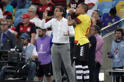 El entrenador de Barcelona, Fabián Bustos (i), se juega su última oportunidad para seguir con vida en la Copa