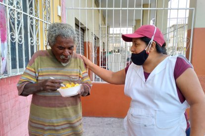 Rosita siempre se detiene para conversar con él sobre sus ‘estudios universitarios’.