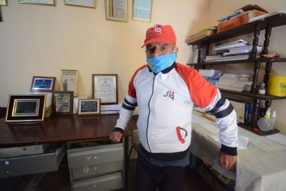 Atahualpa Flores ha recibido varias placas por su trabajo en favor del deporte barrial.