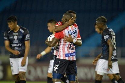 Carmelo Valencia se mandó un triplete ante el cuadro rayado.