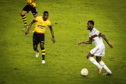 Apenas dos goles en cuatro partidos ha logrado Barcelona y le han convertido 10. Una cosa de locos.