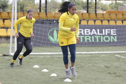 Maleike Pacheco y Shirley Berruz durante la práctica, previo al Clásico del Astillero.