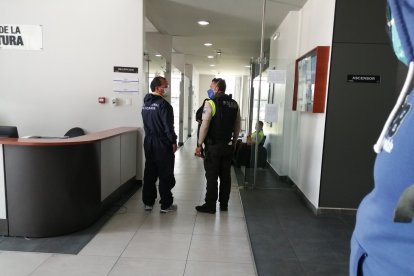 La policía llegó al hospital donde iniciaron las investigaciones para esclarecer la muerte de la menor de 3 años.
