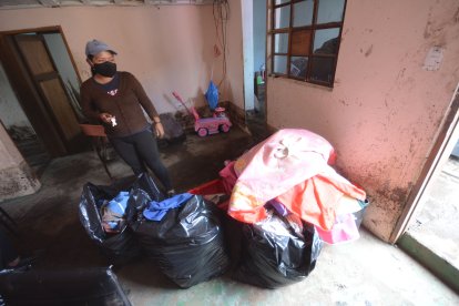 Las cosas de Carolina Cevallos y sus hijos quedaron inservibles. Poca ropa se pudo salvar luego de lavarla.
