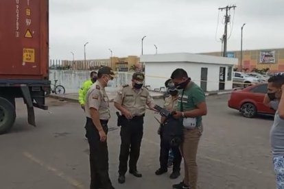 La policía detuvo a varios individuos, entre ellos a una mujer, para investigaciones.