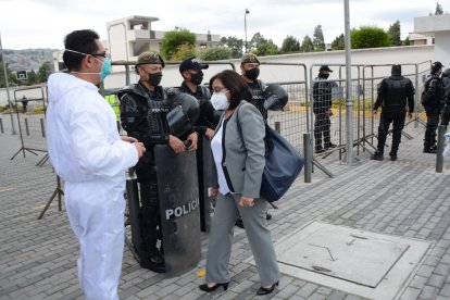 La familia de la víctima llegó hasta el Complejo Judicial de Quitumbe para presenciar la audiencia de juicio.