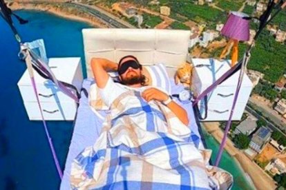 Una escena del parapente sobre una cama
