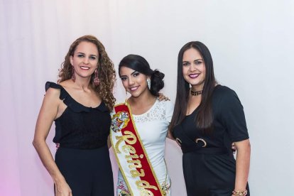 Katalina Larrea (izq) junto a Génesis Romo (medio) actual reina de la ciudad y otra integrante de la Fundación Reina de Ibarra