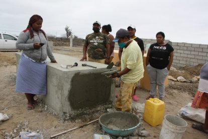 Los deudos acudieron al cementerio a sellar nuevamente la tumba de Jenny Velasco.