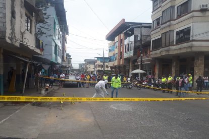 Al sitio llegaron agentes de Criminalística a levantar indicios de lo acontecido y recabar información para conocer el porqué de esta muerte violenta.