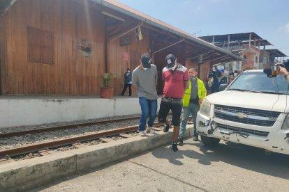 Los dos detenidos para investigaciones, en Yaguachi.