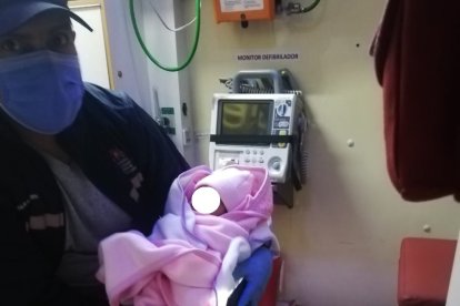 La niña fue atendida por paramédicos y luego llevada hasta un centro médico.