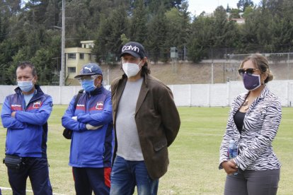 El paraguayo Raúl Duarte (c) fue presentado como entrenador del Deportivo Quito.