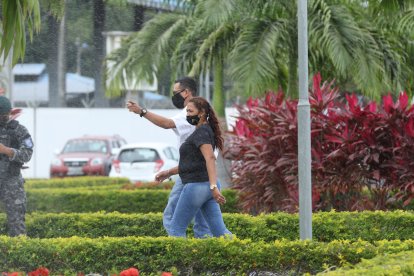 La progenitora de la fallecida realiza los trámites para retirar los restos de su hija. 
GERARDO MENOSCAL
Agencia (ag-expreso)