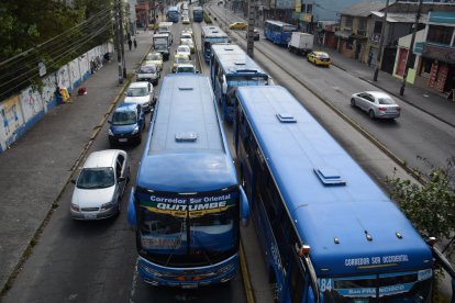 Los buses se movilizan por la ciudad con un aforo que no siempre se controla. Se estima que en cada vehículo particular va una persona.