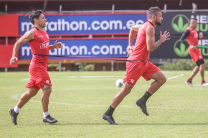 Matias Oyola y Gabriel Marques entrenando en Barcelona, los amarillos tienen que ganar y depender de los resultados de Liga de Quito.
